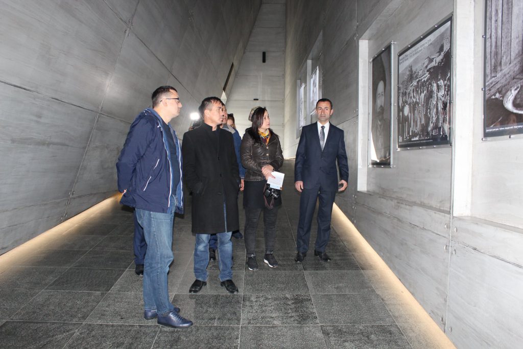 Özbəkistanlı jurnalistlər Quba şəhərində “Soyqırımı Memorial Kompleksi” ni ziyarət etmişlər.