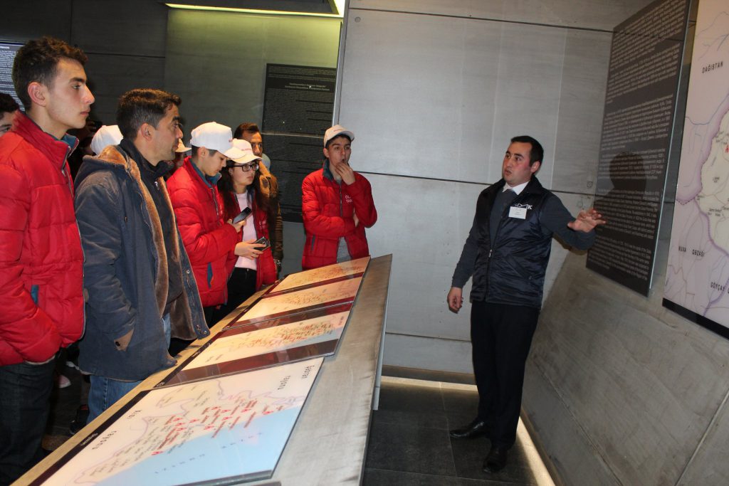 “Ölkəmizi tanıyaq” maarifləndirici tur-aksiya iştirakçıları Quba şəhərində “Soyqırımı Memorial Kompleksi”ndə