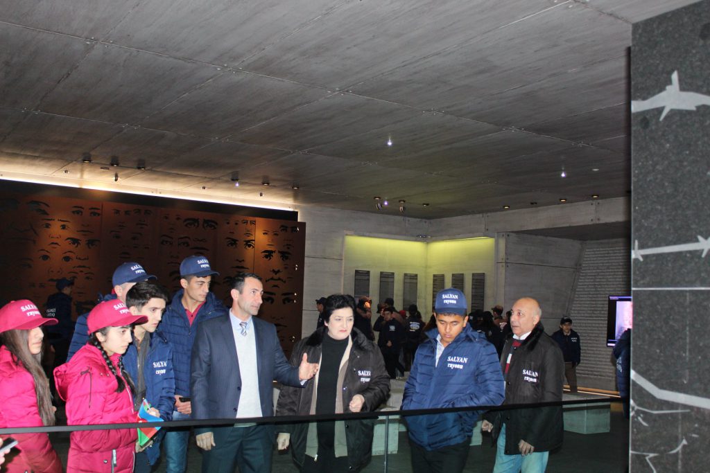 “Ölkəmizi tanıyaq” maarifləndirici tur-aksiya iştirakçıları Quba şəhərində “Soyqırımı Memorial Kompleksi”ndə