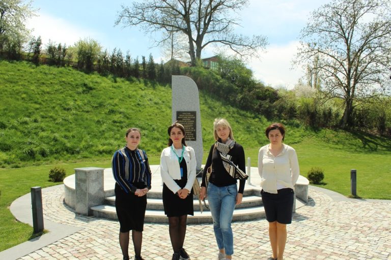 Avropa Əlamətdar Qəbiristanlıqlar Asossasiyasının prezidenti xanım Lidiya Plibersek Azərbaycana səfəri çərçivəsində, Quba şəhərində “Soyqırımı Memorial Kompleksi”ni ziyarət etmişdir.
