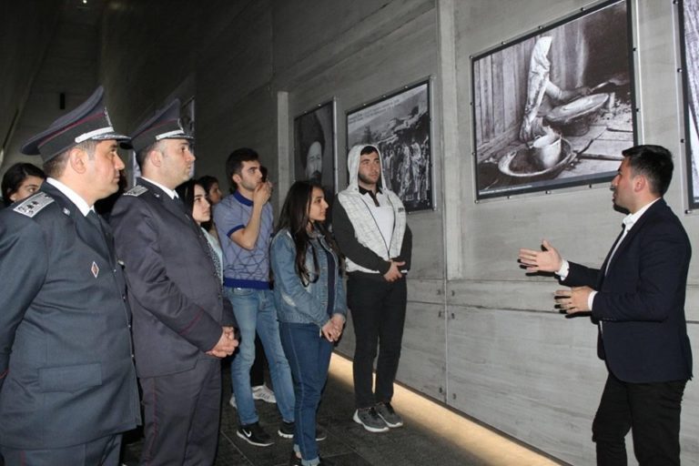 Dövlət Miqrasiya Xidmətinin bir qrup əməkdaşı və Miqrasiya Məktəbinin iştirakçıları "Quba Soyqırımı Memorial Kompleksi"ni ziyarət ediblər.