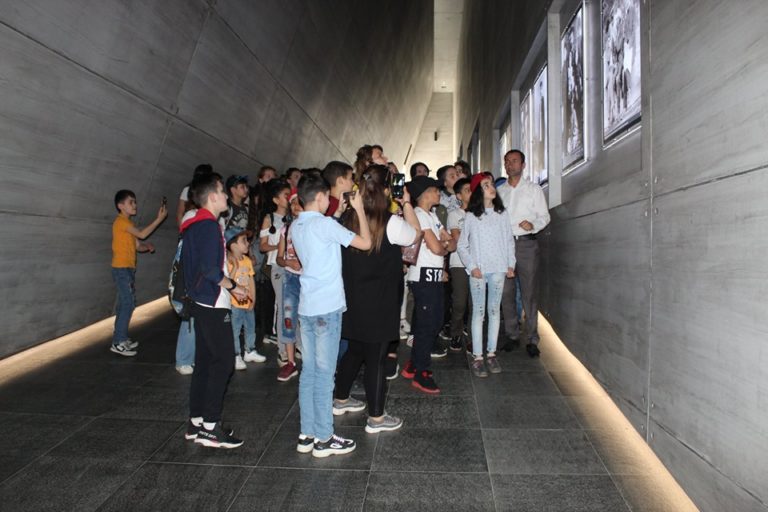 “18 May Beynəlxalq Muzeylər Günü” ilə əlaqədar Ölkəmizin bütün bölgələrindən Soyqırımı Memorial Kompleksinə insanların ziyarəti davam edir.