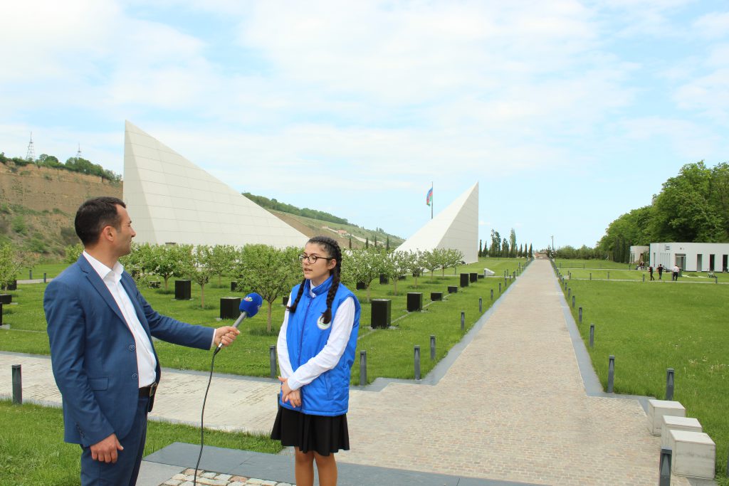 “Ölkəmizi tanıyaq” devizi ilə keçirilən tur-aksiya çərçivəsində Quba şəhər məktəblilərinin fəal iştirakçıları Azərbaycan  Televiziyasına (Az.Tv)  müsahibə vermişlər.
