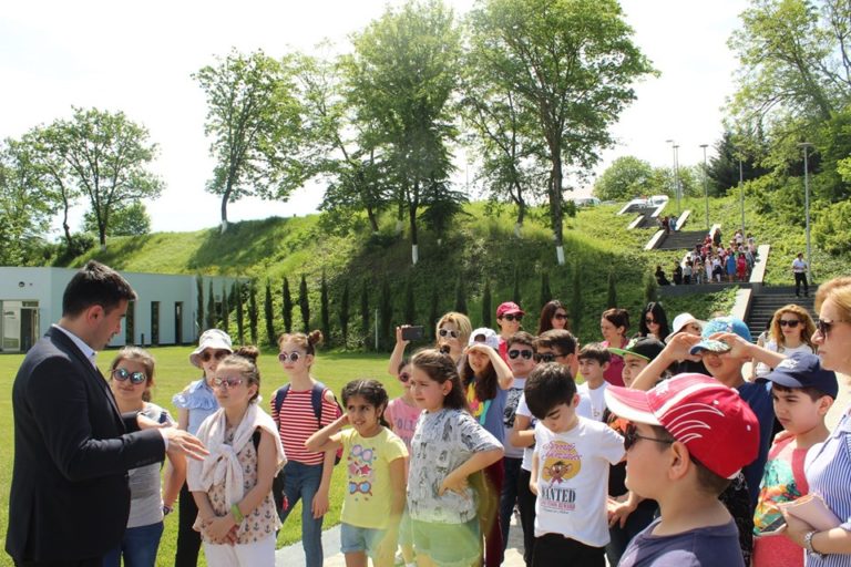 2018-2019 tədris ilinin bitməsinə baxmayaraq yay tətili günlərində Quba Soyqırımı Memorial Kompleksinə gələn məktəblilərin sayı bir neçə dəfə artıb.