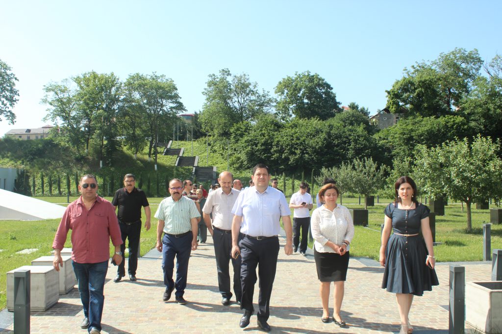 Azərbaycan Yazıçılar birliyinin xətti ilə bir cox Türk-Qazax yazıçıları və Qubalı yazar Əlibala Məhərrəmzadə Quba şəhərində “Soyqırımı Memorial Kompleksi”ni ziyarət etmişlər.
