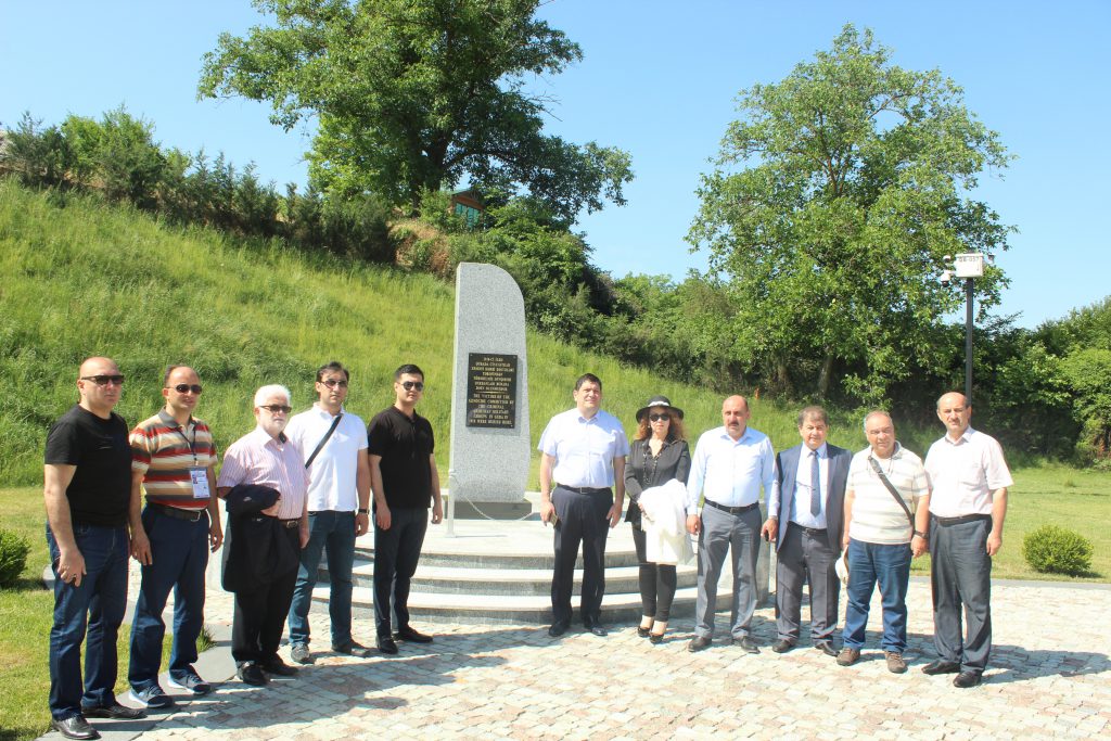 Azərbaycan Yazıçılar birliyinin xətti ilə bir cox Türk-Qazax yazıçıları və Qubalı yazar Əlibala Məhərrəmzadə Quba şəhərində “Soyqırımı Memorial Kompleksi”ni ziyarət etmişlər.