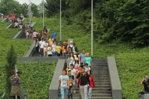 Şahdağ  Turizm Mərkəzində təşkil olunmuş  “Yay Fest – gənclər düşərgəsi” nin  iştirakçıları Soyqırımı Memorial Kompleksində.