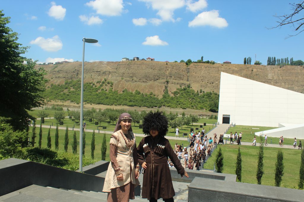 DOSTLUQ KÖRPÜSÜ" IV Beynəlxalq Folklor Rəqs Festivalının iştirakçıları Memorial Kompleksdə