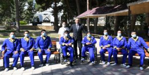 İlham Əliyev Müdafiə Nazirliyinin Mərkəzi Hərbi Klinik Hospitalında müalicə olunan yaralı hərbçilərlə görüşüb