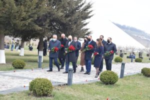تمر اليوم 103 عاما على الإبادة الجماعية المرتكبة من قبل منتسبي الجماعات المسلحة الأرمنية التابعة لحزبَيْ “مجلس سوفيات باكو” و”طاشناق” بقيادة البلشفي “ستيبان شاوميان” في الفترة ما بين 30 مارس / آذار و3 أبريل / نيسان سنة 1918م في مدن باكو وشاماخي وقوبا وجويتشاي وقراباغ وزنغازور وإيرفان وناختشيفان وطردوا عشرات الاف من الإبرياء من ديارهم اثناء الإبادة الجماعية عام 1918. بالمناسبة نظمت مجمع التذكارى للإبادة الجماعية فى مدينة قوبا حدثا مخصصا لإحياء الذكرى 103  لضحايا الإبادة الجماعية حضر الحدث السيد أنار كريموف ، وزير الثقافة لجمهورية أذربيجان و آذاد جعفارلي رئيس لجهاز حماية وتنمية واصلاح التراث الثقافي لدى وزارة الثقافة، والسيد. زياد الدين علييف ، رئيس السلطة التنفيذية لمنطقة قوبا و مسؤولون حكوميون ودوليون ، نواب من مجلس الشعب