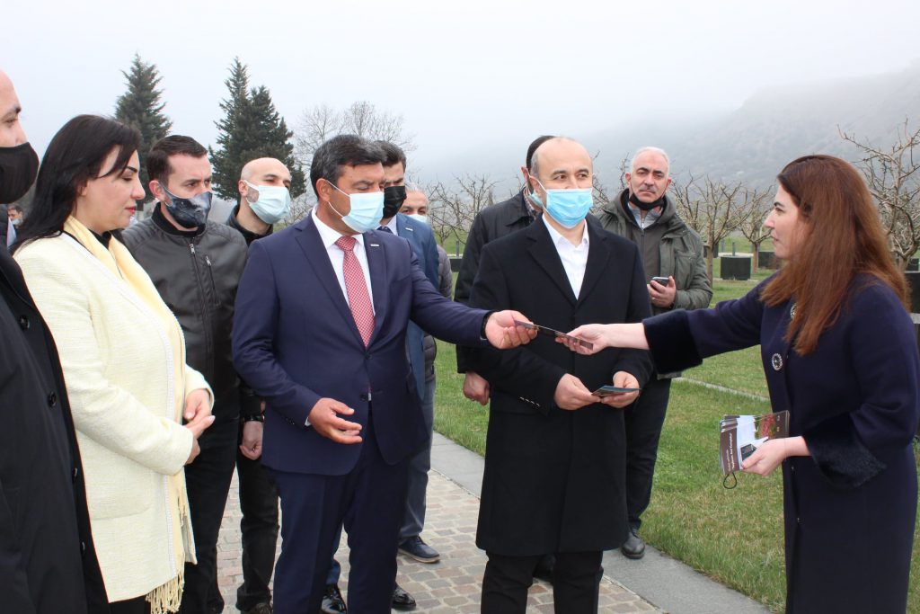 Müstəqil Sənayeçi və İş Adamları Dərnəyinin (MÜSİAD) təşəbbüsü ilə Türkiyəli iş adamlarından ibarət nümayəndə heyəti Quba rayonuna səfər etmişlər. Səfər çərçivəsində qonaqlar Quba şəhərində “Soyqırımı Memorial Kompleks”ini ziyarət etmişlər.