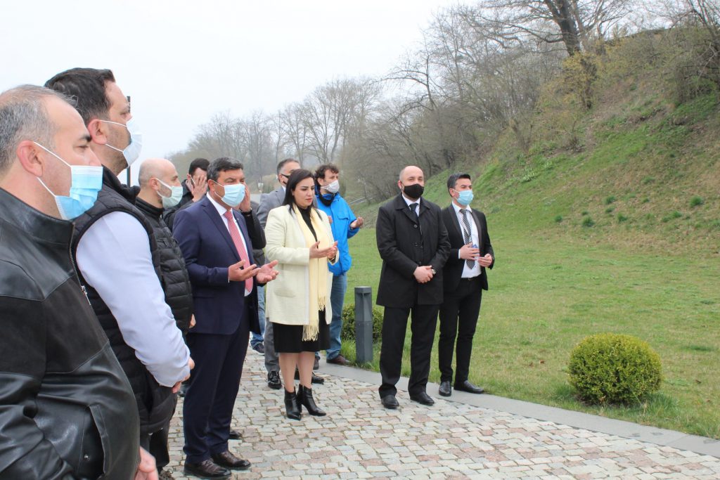 Müstəqil Sənayeçi və İş Adamları Dərnəyinin (MÜSİAD) təşəbbüsü ilə Türkiyəli iş adamlarından ibarət nümayəndə heyəti Quba rayonuna səfər etmişlər. Səfər çərçivəsində qonaqlar Quba şəhərində “Soyqırımı Memorial Kompleks”ini ziyarət etmişlər.
