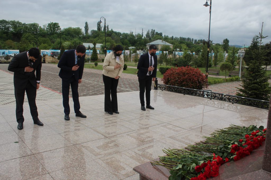 Mayın 10-da ümummilli lider Heydər Əliyevin anadan olmasının 98-ci il dönümü ilə əlaqədar Quba şəhərində “Soyqırımı Memorial Kompleksi”nin bir qrup əməkdaşı  Quba şəhəri Heydər Əliyev istirahət parkında dahi Öndərin xatirəsinə ucaldılmış abidəni ziyarət edərək, gül dəstələri düzmüşlər. Daha sonra əməkdaşlar Heydər Əliyev Mərkəzini ziyarət edərək, dahi öndərin həyat və yaradıcılığı ilə yaxından tanış olmuşlar.