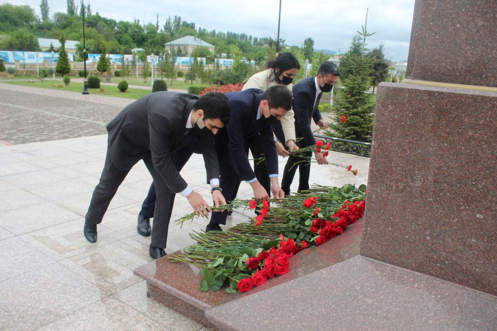 Mayın 10-da ümummilli lider Heydər Əliyevin anadan olmasının 98-ci il dönümü ilə əlaqədar Quba şəhərində “Soyqırımı Memorial Kompleksi”nin bir qrup əməkdaşı  Quba şəhəri Heydər Əliyev istirahət parkında dahi Öndərin xatirəsinə ucaldılmış abidəni ziyarət edərək, gül dəstələri düzmüşlər. Daha sonra əməkdaşlar Heydər Əliyev Mərkəzini ziyarət edərək, dahi öndərin həyat və yaradıcılığı ilə yaxından tanış olmuşlar.
