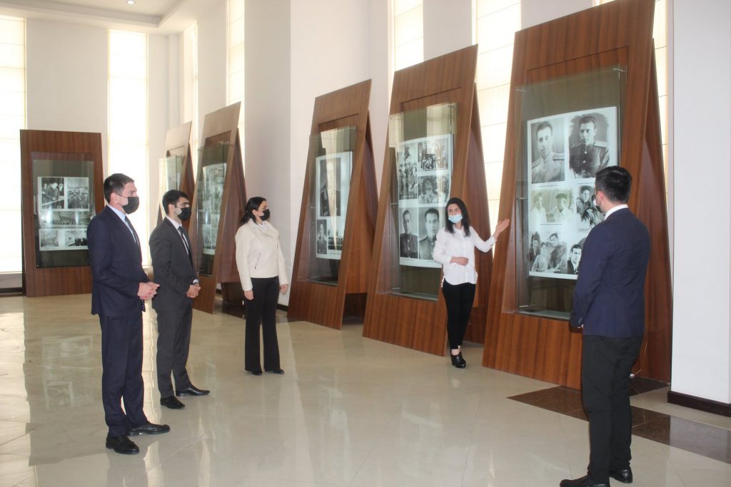 Mayın 10-da ümummilli lider Heydər Əliyevin anadan olmasının 98-ci il dönümü ilə əlaqədar Quba şəhərində “Soyqırımı Memorial Kompleksi”nin bir qrup əməkdaşı  Quba şəhəri Heydər Əliyev istirahət parkında dahi Öndərin xatirəsinə ucaldılmış abidəni ziyarət edərək, gül dəstələri düzmüşlər. Daha sonra əməkdaşlar Heydər Əliyev Mərkəzini ziyarət edərək, dahi öndərin həyat və yaradıcılığı ilə yaxından tanış olmuşlar.