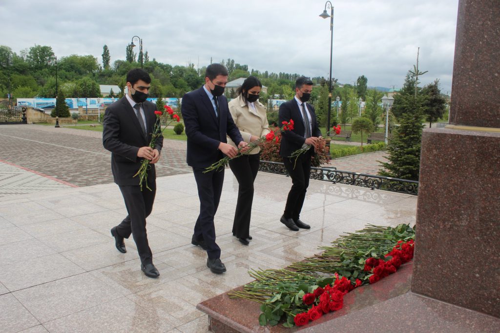 Mayın 10-da ümummilli lider Heydər Əliyevin anadan olmasının 98-ci il dönümü ilə əlaqədar Quba şəhərində “Soyqırımı Memorial Kompleksi”nin bir qrup əməkdaşı  Quba şəhəri Heydər Əliyev istirahət parkında dahi Öndərin xatirəsinə ucaldılmış abidəni ziyarət edərək, gül dəstələri düzmüşlər. Daha sonra əməkdaşlar Heydər Əliyev Mərkəzini ziyarət edərək, dahi öndərin həyat və yaradıcılığı ilə yaxından tanış olmuşlar.