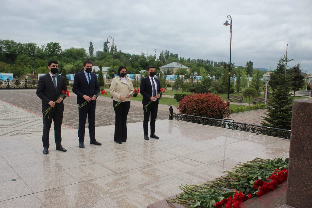 Mayın 10-da ümummilli lider Heydər Əliyevin anadan olmasının 98-ci il dönümü ilə əlaqədar Quba şəhərində “Soyqırımı Memorial Kompleksi”nin bir qrup əməkdaşı  Quba şəhəri Heydər Əliyev istirahət parkında dahi Öndərin xatirəsinə ucaldılmış abidəni ziyarət edərək, gül dəstələri düzmüşlər. Daha sonra əməkdaşlar Heydər Əliyev Mərkəzini ziyarət edərək, dahi öndərin həyat və yaradıcılığı ilə yaxından tanış olmuşlar.