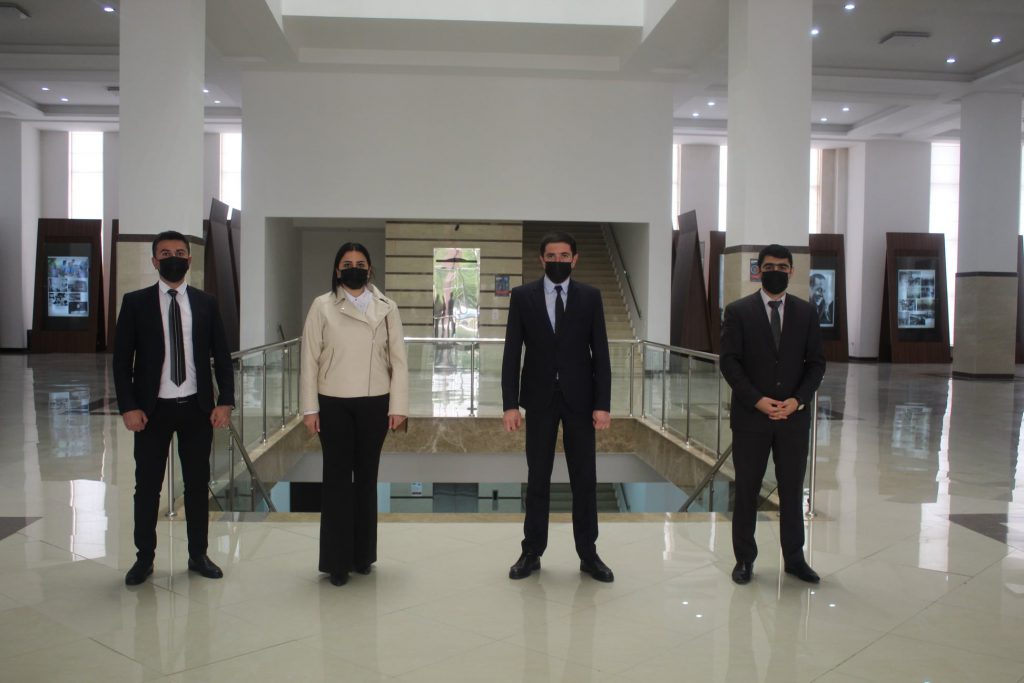 Mayın 10-da ümummilli lider Heydər Əliyevin anadan olmasının 98-ci il dönümü ilə əlaqədar Quba şəhərində “Soyqırımı Memorial Kompleksi”nin bir qrup əməkdaşı  Quba şəhəri Heydər Əliyev istirahət parkında dahi Öndərin xatirəsinə ucaldılmış abidəni ziyarət edərək, gül dəstələri düzmüşlər. Daha sonra əməkdaşlar Heydər Əliyev Mərkəzini ziyarət edərək, dahi öndərin həyat və yaradıcılığı ilə yaxından tanış olmuşlar.
