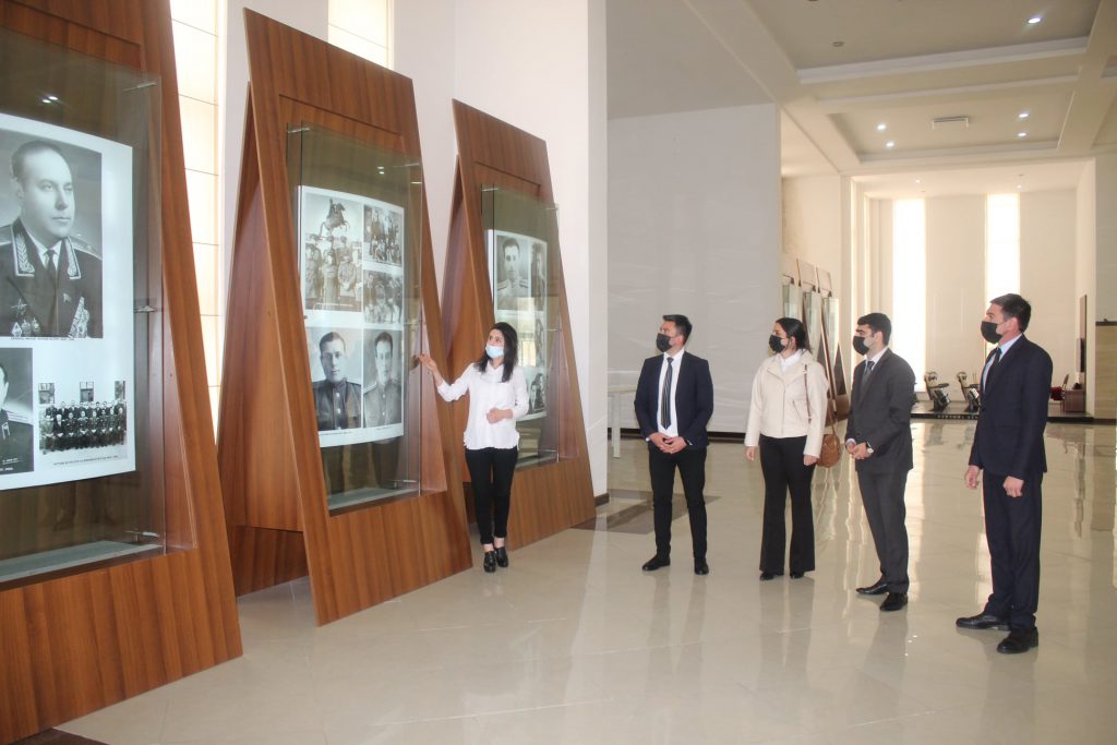Mayın 10-da ümummilli lider Heydər Əliyevin anadan olmasının 98-ci il dönümü ilə əlaqədar Quba şəhərində “Soyqırımı Memorial Kompleksi”nin bir qrup əməkdaşı  Quba şəhəri Heydər Əliyev istirahət parkında dahi Öndərin xatirəsinə ucaldılmış abidəni ziyarət edərək, gül dəstələri düzmüşlər. Daha sonra əməkdaşlar Heydər Əliyev Mərkəzini ziyarət edərək, dahi öndərin həyat və yaradıcılığı ilə yaxından tanış olmuşlar.