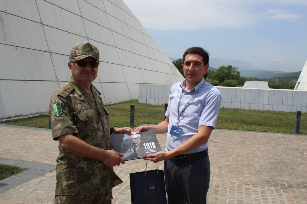 Bugün NATO-nun Izmirdə yerləşən Quru Qoşunları Komandanlığının Qərargah rəisi, diviziya generalı Metin Tokelin başçılıq etdiyi nümayəndə heyəti ölkəmizə rəsmi səfəri çərçivəsində Soyqırımı Memorial Kompleksini ziyarət etmişdir. Ziyarətin sonunda qonağa soyqırımı həqiqətlərini  özündə əks etdirən albom və kitablar hədiyyə edilmişdir