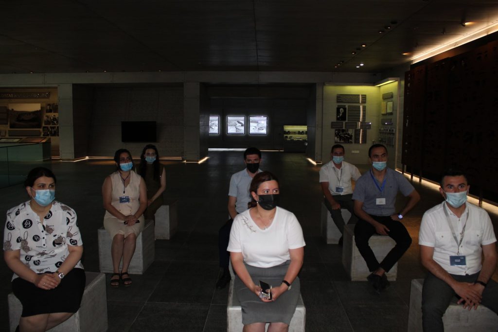 Əziz izləyicilərimiz, artıq bir müddətdir Soyqırımı Memorial Kompleksində yeni maarifləndirici layihənin keçirilməsinə başlanılmışdır