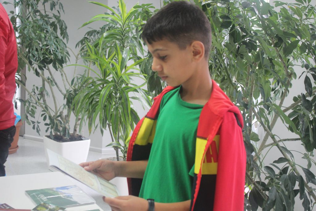Azərbaycan Respublikası Təhsil Nazirliyi tərəfindən Şəhid övladları üçün təşkil olunan  "Zəfər" Şəhid Ailələrinə Dəstək İctimai Birliyinin təşkilatçılığı ilə keçirilən "Zəfər"  düşərgəsinin iştirakçıları Quba şəhərinə səfərləri çərçivəsində Soyqırımı Memorial Kompleksini  ziyarət etmişlər.