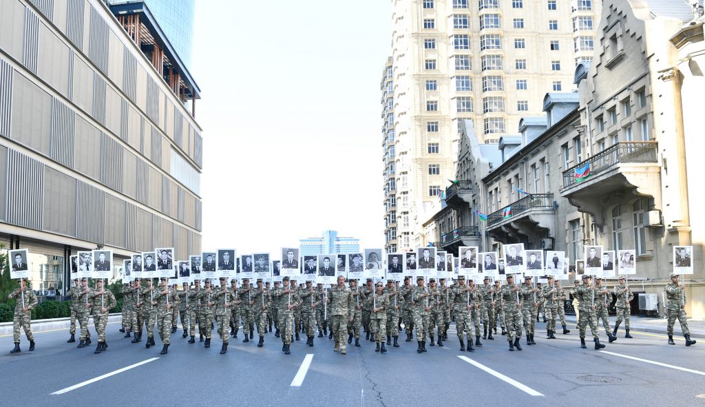 Ильхам Алиев и Первая леди Мехрибан Алиева приняли участие в митинге памяти шехидов Великой Отечественной войны.
