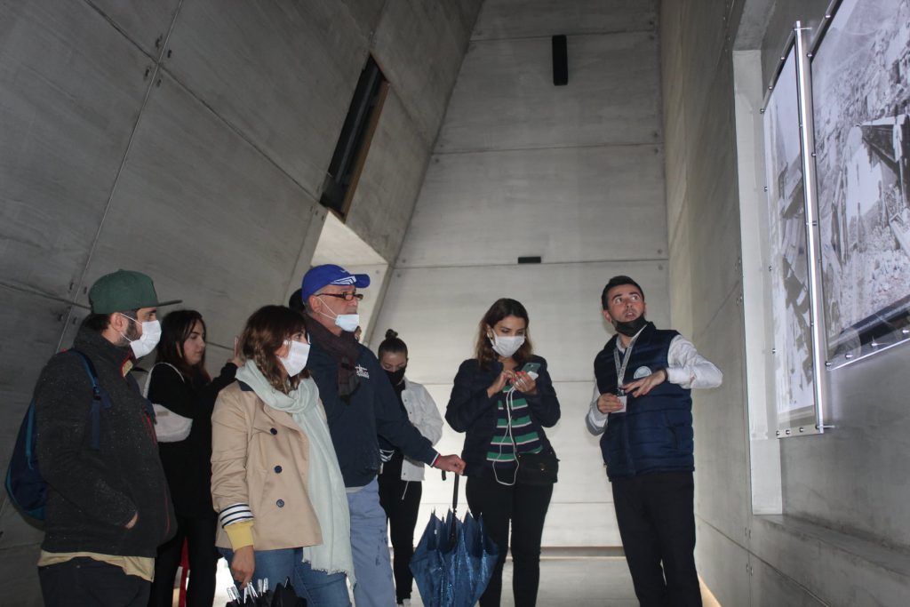 "Azərbaycan turizm blogerləri Assosiasiyası" İctimai Birliyinin sədri, jurnalist, blogger , səyyah Azər Qəribov (Azər Qərib ) və Assosiasiyanın üzvləri Quba şəhərində “Soyqırımı Memorial Kompleksi”ni ziyarət etmişlər. Blogerlərə 1918-ci ildə ermənilər tərəfindən törədilən soyqırımı hadisələri haqqında ətraflı məlumat verilmişdir.