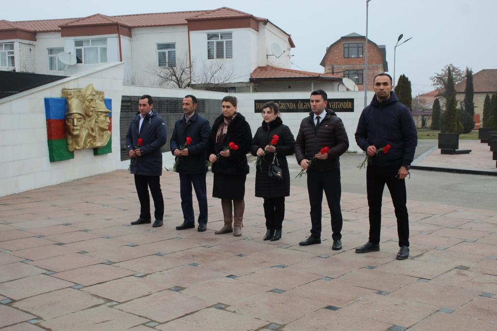 Xocalı Soyqırımının 30-cu ildönümü ilə əlaqədar Quba şəhərində “Soyqırımı Memorial Kompleksi”nin bir qrup əməkdaşı Quba şəhərində yerləşən Şəhidlər Xiyabanını ziyarət edərək şəhidlərimizin xatirəsini ehtiramla yad etmiş, məzarlarının önünə gül dəstələri düzmüşlər.