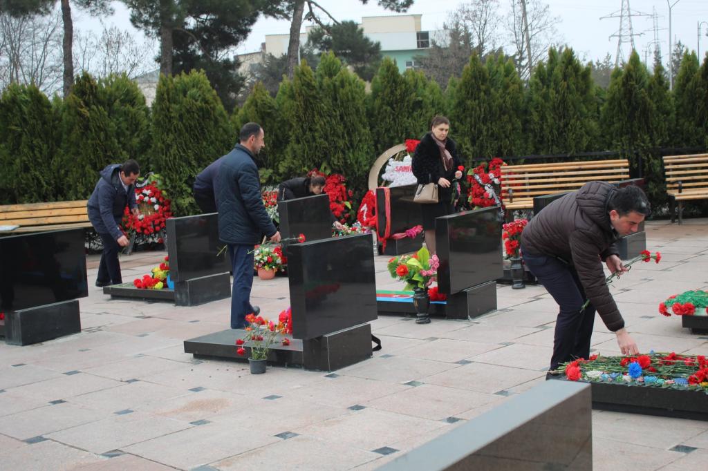 Xocalı Soyqırımının 30-cu ildönümü ilə əlaqədar Quba şəhərində “Soyqırımı Memorial Kompleksi”nin bir qrup əməkdaşı Quba şəhərində yerləşən Şəhidlər Xiyabanını ziyarət edərək şəhidlərimizin xatirəsini ehtiramla yad etmiş, məzarlarının önünə gül dəstələri düzmüşlər.