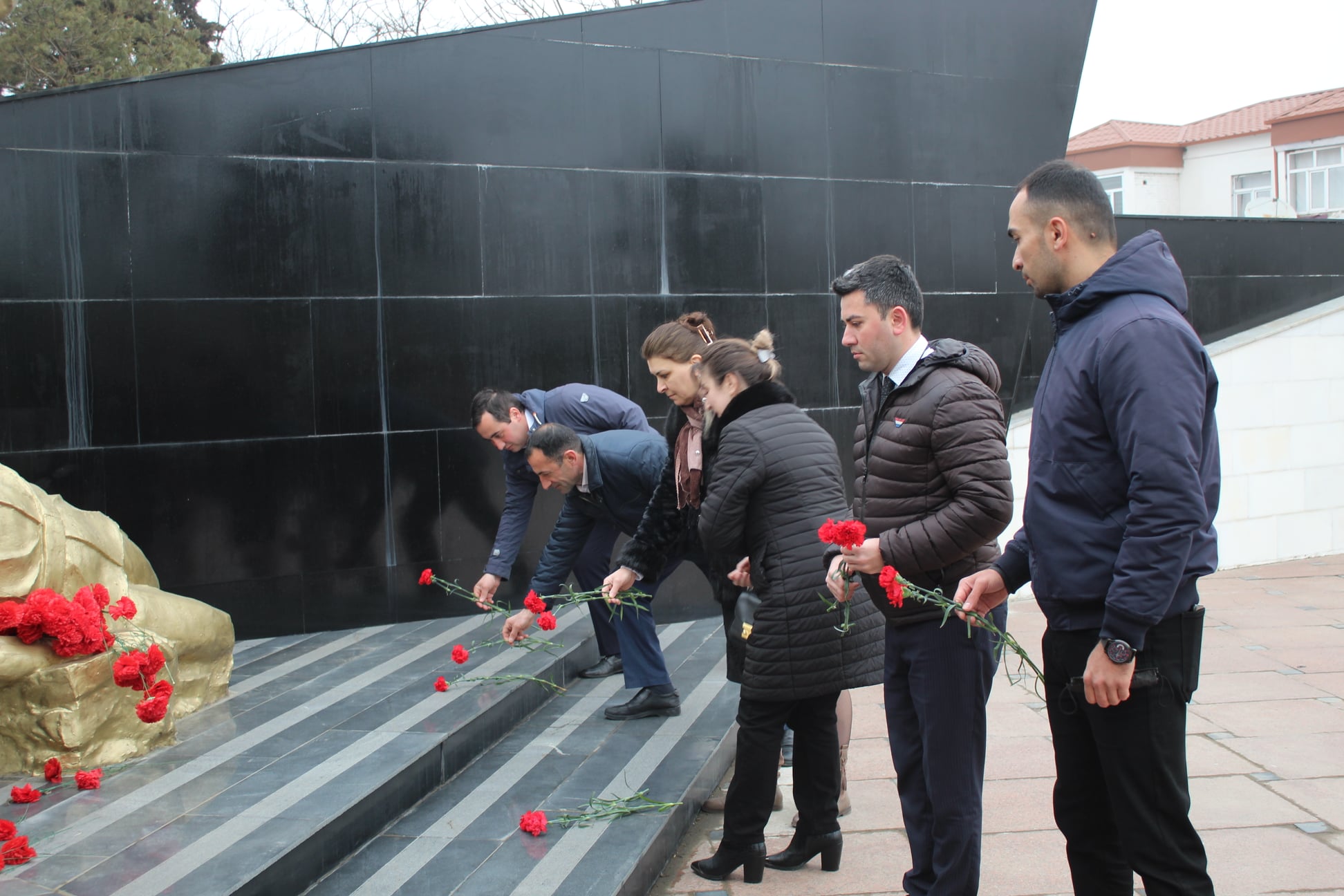 Xocalı Soyqırımının 30-cu ildönümü ilə əlaqədar Quba şəhərində “Soyqırımı Memorial Kompleksi”nin bir qrup əməkdaşı Quba şəhərində yerləşən Şəhidlər Xiyabanını ziyarət edərək şəhidlərimizin xatirəsini ehtiramla yad etmiş, məzarlarının önünə gül dəstələri düzmüşlər.