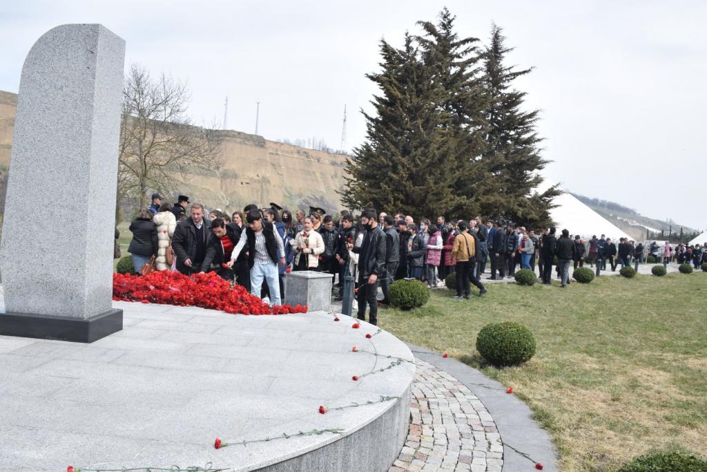 اليوم ، 31 مارس -يوم إبادة جماعية للآذربيجانيين ، زار المجمع التذكارى  حوالي 15 ألف زائر.