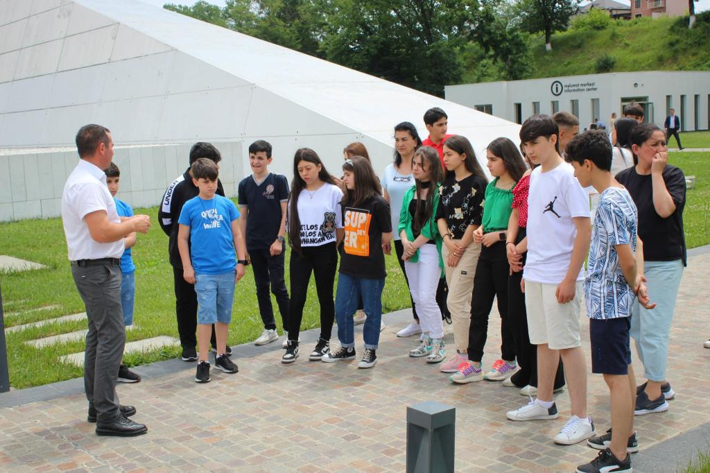 Weekly sharing about visitors to the complex.