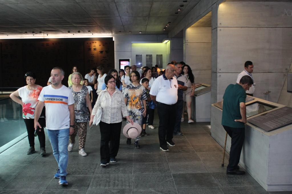 Weekly sharing about visitors to the complex.