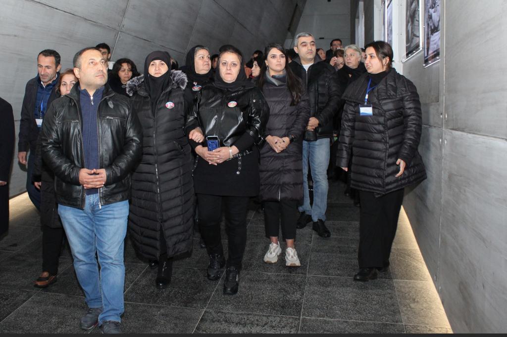 В рамках визита в Губу, организованного общественным объединением «Даяг», члены семей шахидов, павших за территориальную целостность Азербайджана в Первой и Второй Карабахских войнах, посетили Мемориальный Комплекс Геноцида.
