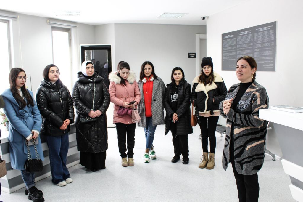 Soyqırımı Memorial Kompleksində 31 mart Azərbaycanlıların soyqırımının 105-ci,  26 fevral-Xocalı faciəsinin  31-ci ildönümü  ərəfəsində Azərbaycan Dövlət Pedoqoji Universitetinin Quba filialının  tarix-coğrafiya fakultəsinin III kurs tələbələri üçün mühazirə və  ekskursiya təşkil edilmişdir.