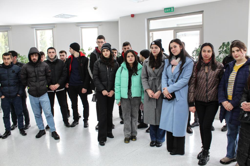 Soyqırımı Memorial Kompleksində 31 mart Azərbaycanlıların soyqırımının 105-ci,  26 fevral-Xocalı faciəsinin  31-ci ildönümü  ərəfəsində Azərbaycan Dövlət Pedoqoji Universitetinin Quba filialının  tarix-coğrafiya fakultəsinin III kurs tələbələri üçün mühazirə və  ekskursiya təşkil edilmişdir.