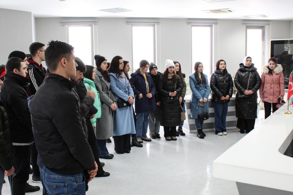 Soyqırımı Memorial Kompleksində 31 mart Azərbaycanlıların soyqırımının 105-ci,  26 fevral-Xocalı faciəsinin  31-ci ildönümü  ərəfəsində Azərbaycan Dövlət Pedoqoji Universitetinin Quba filialının  tarix-coğrafiya fakultəsinin III kurs tələbələri üçün mühazirə və  ekskursiya təşkil edilmişdir.