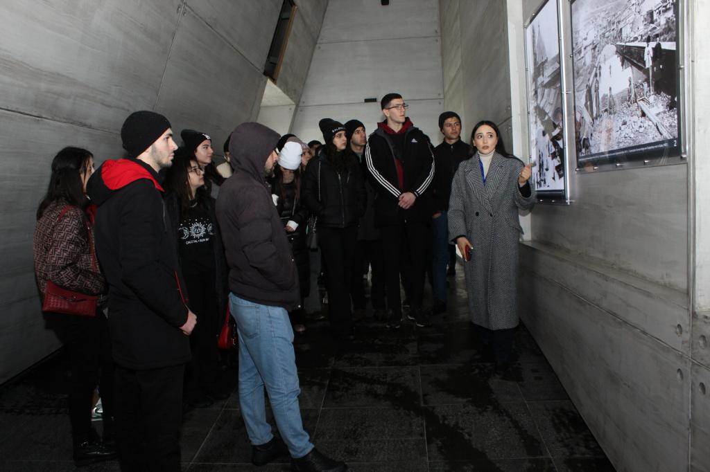 Soyqırımı Memorial Kompleksində 31 mart Azərbaycanlıların soyqırımının 105-ci,  26 fevral-Xocalı faciəsinin  31-ci ildönümü  ərəfəsində Azərbaycan Dövlət Pedoqoji Universitetinin Quba filialının  tarix-coğrafiya fakultəsinin III kurs tələbələri üçün mühazirə və  ekskursiya təşkil edilmişdir.