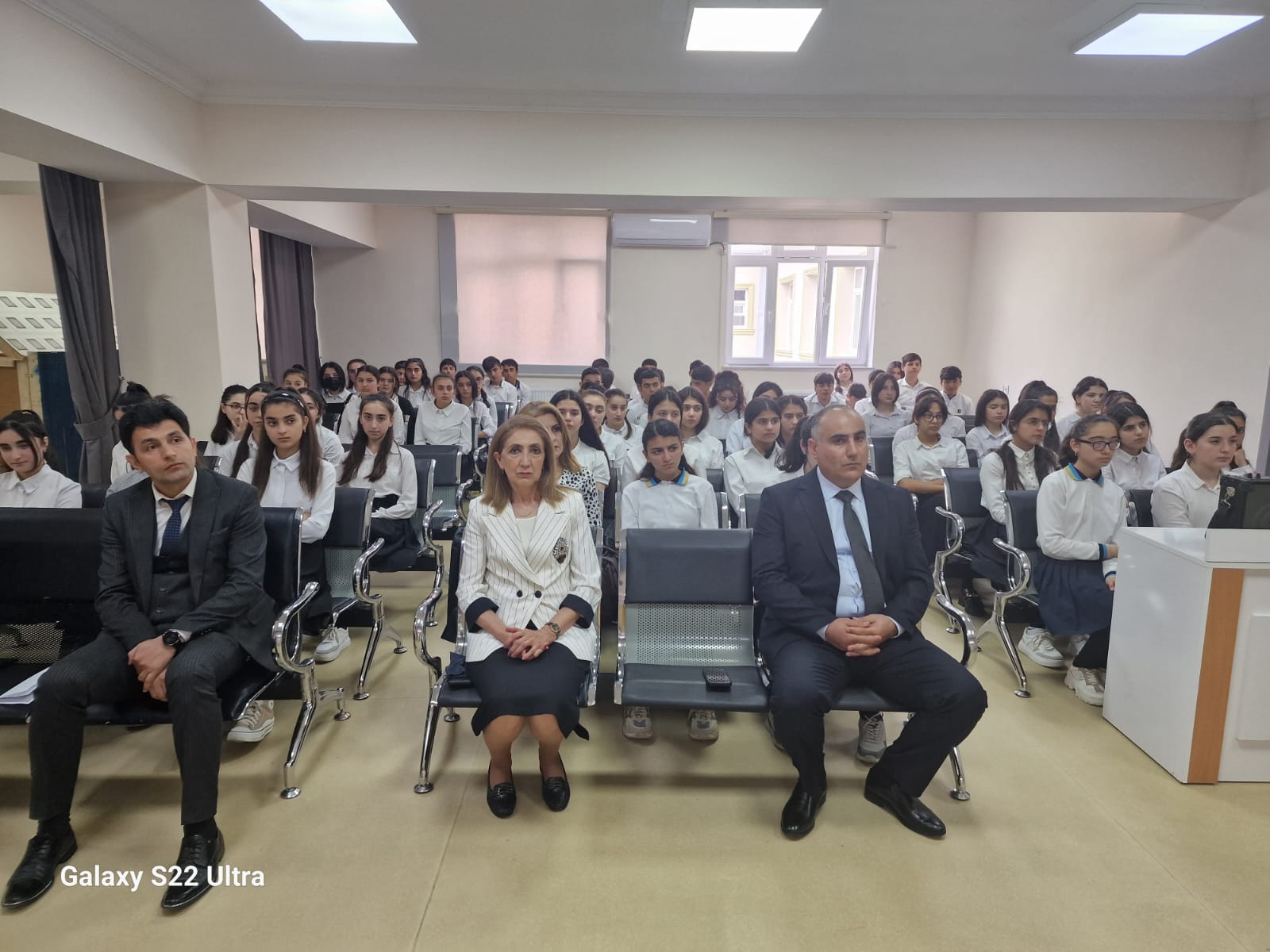 عقد المجمع التذكاري للإبادة الجماعية والمدرسة الثانوية العامة رقم 320 في بلدة موشفيجاباد ، فى مقاطعة غاراداغ مؤتمرا مشتركة تحت عنوان " دراسة حقائق المجازر الأذربيجانيين الجماعية من منظور التاريخي و السياسي