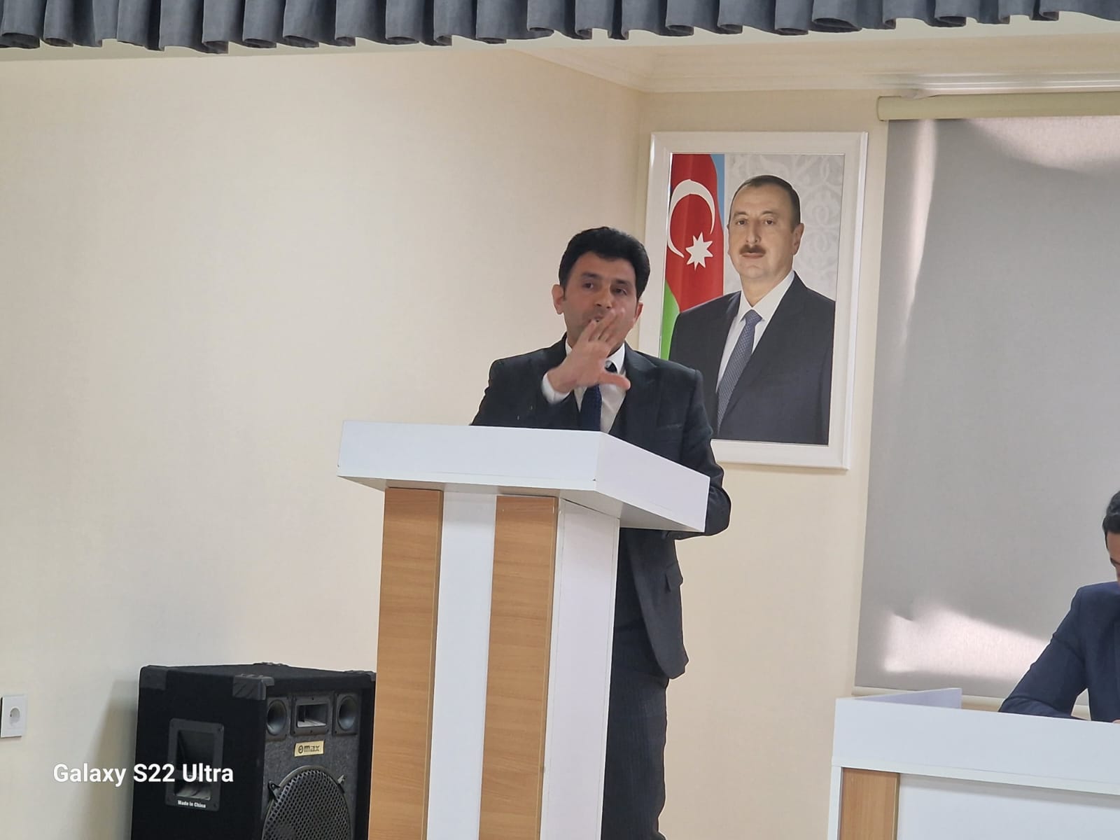 عقد المجمع التذكاري للإبادة الجماعية والمدرسة الثانوية العامة رقم 320 في بلدة موشفيجاباد ، فى مقاطعة غاراداغ مؤتمرا مشتركة تحت عنوان " دراسة حقائق المجازر الأذربيجانيين الجماعية من منظور التاريخي و السياسي