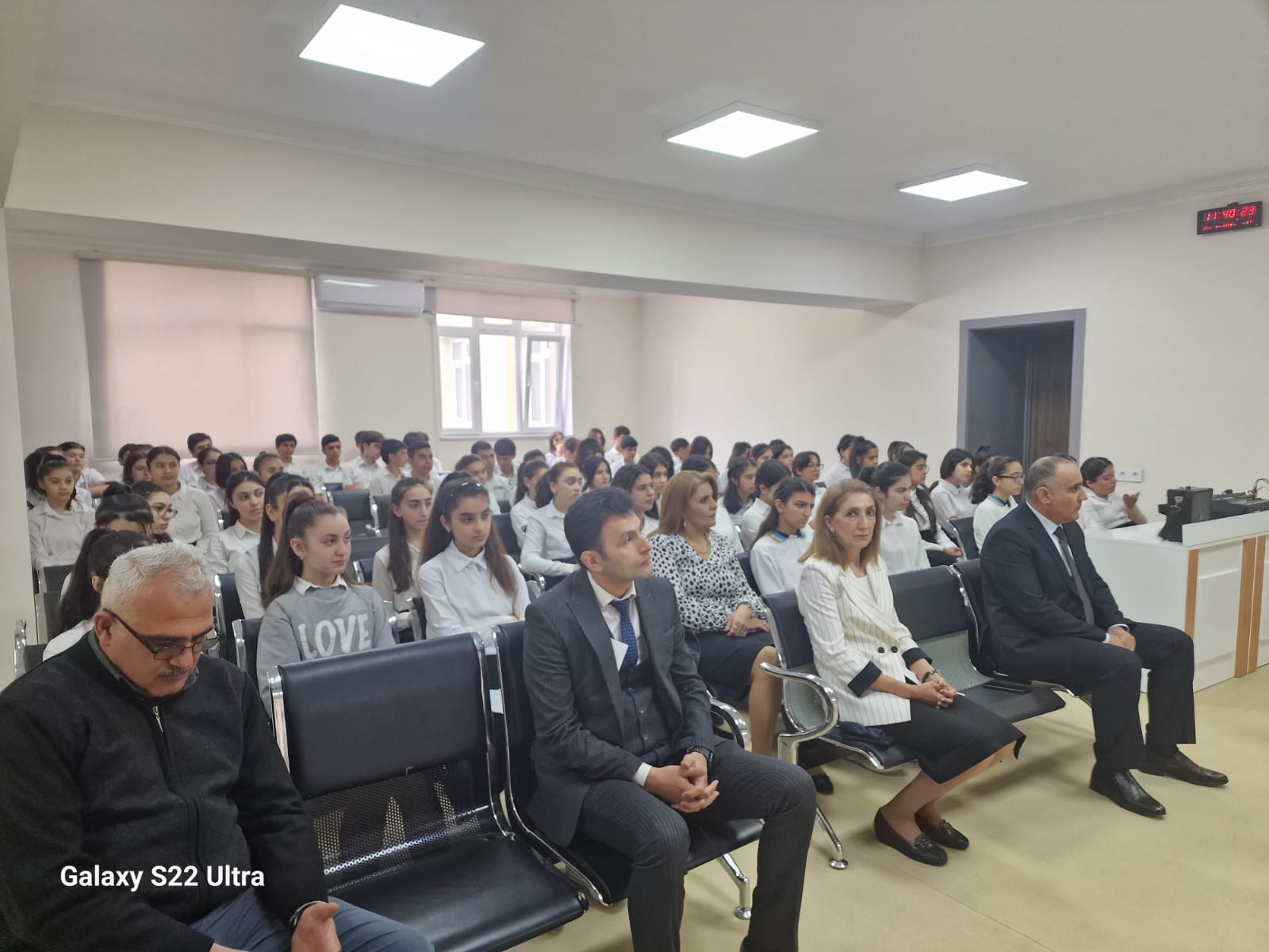 عقد المجمع التذكاري للإبادة الجماعية والمدرسة الثانوية العامة رقم 320 في بلدة موشفيجاباد ، فى مقاطعة غاراداغ مؤتمرا مشتركة تحت عنوان " دراسة حقائق المجازر الأذربيجانيين الجماعية من منظور التاريخي و السياسي