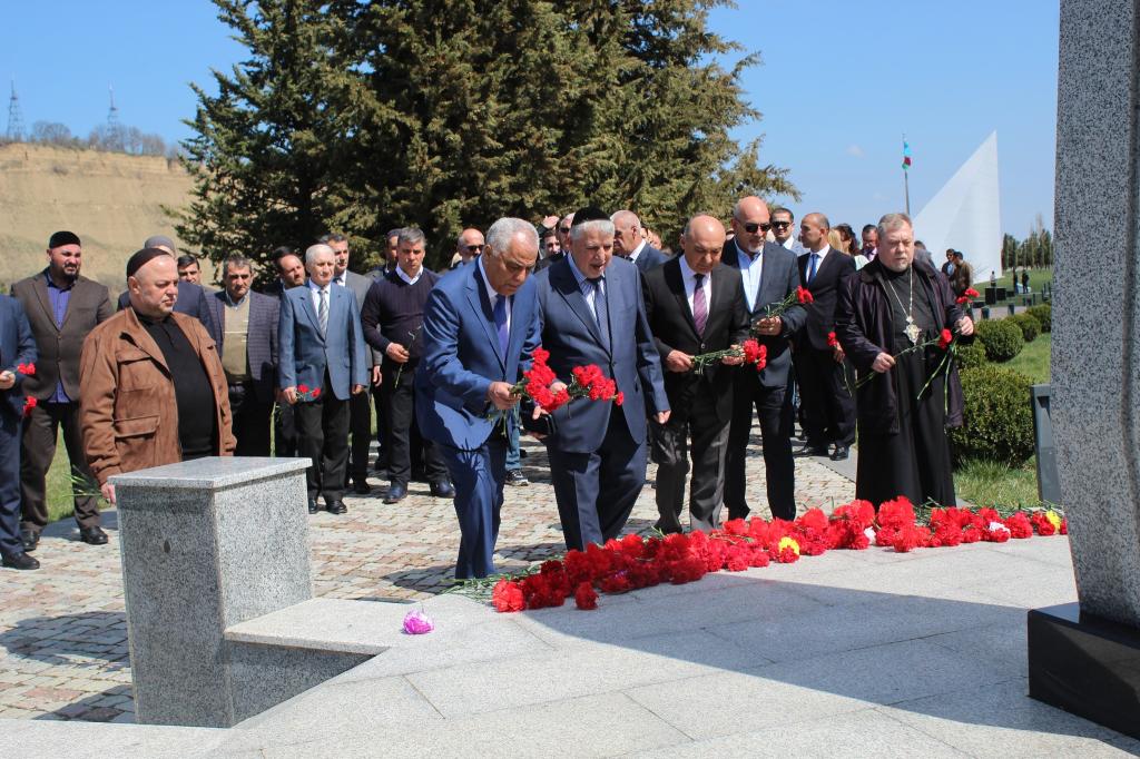 B связи с Днем геноцида азербайджанцев 31 марта, при организационной поддержке Государственного комитета по работе с религиозными структурами представители немусульманской религиозной Конфедерации посетили Губинский район Гости посетили «Мемориальный комплекс геноцида» в городе Губе и возложили цветы к монументу, установленному в память о погибших в 1918 году.
