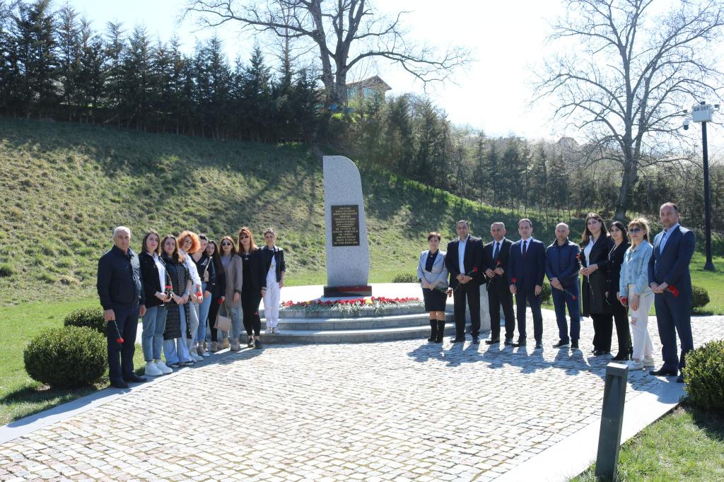 31 Mart Azərbaycanlıların Soyqırımı Günü ərəfəsində Memorial Kompleksə ziyarətçi axını davam etməkdədir. Ziyarət edənlər arasında Quba Dövlət Sosial-İqtisadi Kollecinin müəllim heyəti, ümumtəhsil məktəblərinin müəllim və şagirdləri, eləcə də xarici qonaqlar var.