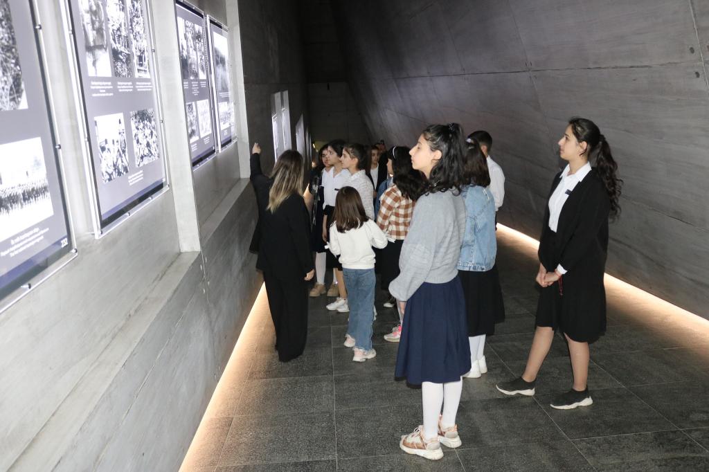 31 Mart Azərbaycanlıların Soyqırımı Günü ərəfəsində Memorial Kompleksə ziyarətçi axını davam etməkdədir. Ziyarət edənlər arasında Quba Dövlət Sosial-İqtisadi Kollecinin müəllim heyəti, ümumtəhsil məktəblərinin müəllim və şagirdləri, eləcə də xarici qonaqlar var.