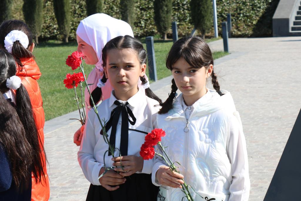 31 Mart Azərbaycanlıların Soyqırımı Günü ərəfəsində Memorial Kompleksə ziyarətçi axını davam etməkdədir. Ziyarət edənlər arasında Quba Dövlət Sosial-İqtisadi Kollecinin müəllim heyəti, ümumtəhsil məktəblərinin müəllim və şagirdləri, eləcə də xarici qonaqlar var.