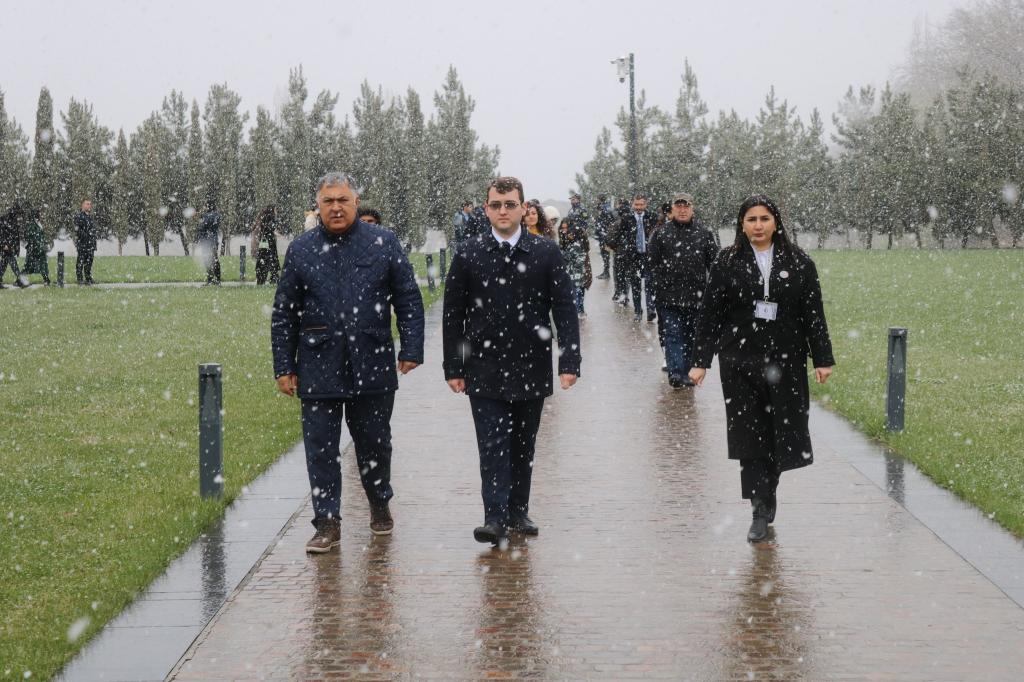 Despite the cold weather, employees of various organizations and institutions visit the Memorial Complex on March 31 Genocide Day of Azerbaijanis.