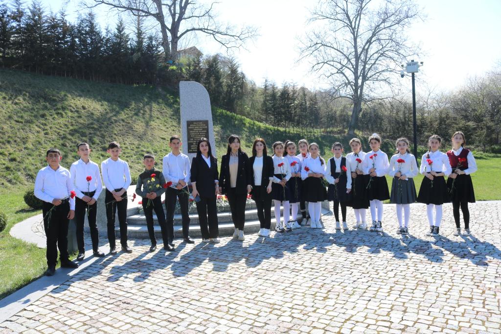 31 Mart Azərbaycanlıların Soyqırımı Günü ərəfəsində Memorial Kompleksə ziyarətçi axını davam etməkdədir. Ziyarət edənlər arasında Quba Dövlət Sosial-İqtisadi Kollecinin müəllim heyəti, ümumtəhsil məktəblərinin müəllim və şagirdləri, eləcə də xarici qonaqlar var.