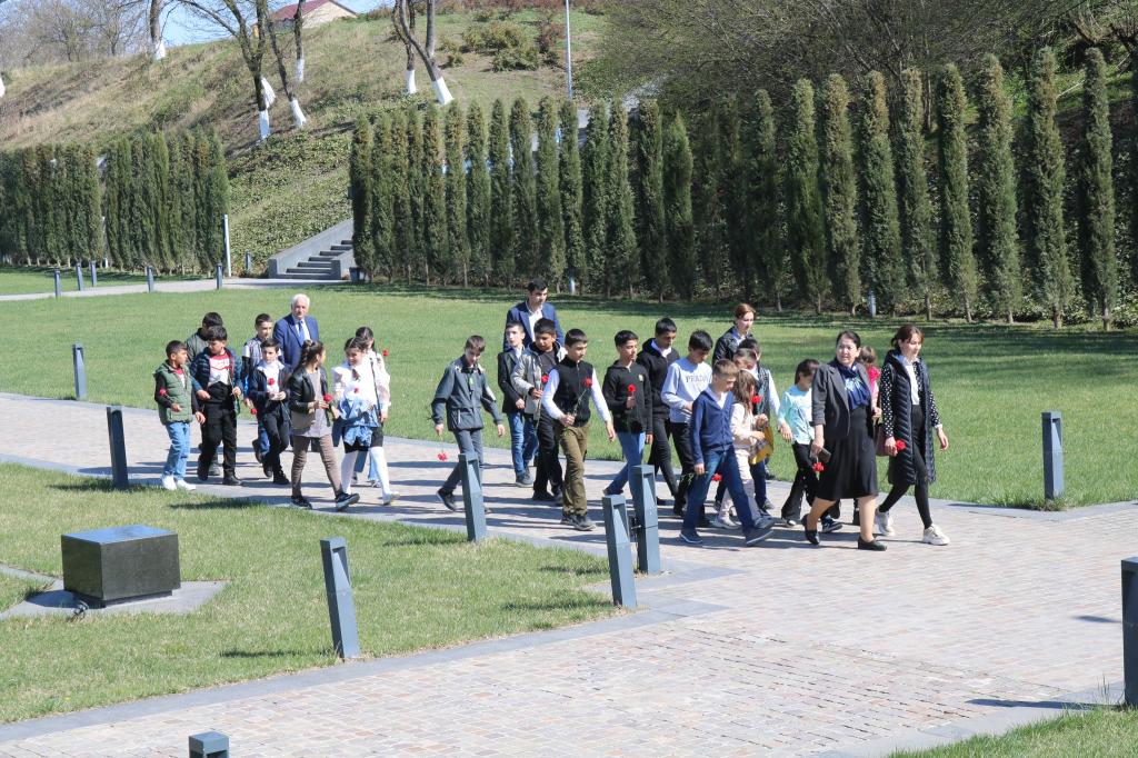 31 Mart Azərbaycanlıların Soyqırımı Günü ərəfəsində Memorial Kompleksə ziyarətçi axını davam etməkdədir. Ziyarət edənlər arasında Quba Dövlət Sosial-İqtisadi Kollecinin müəllim heyəti, ümumtəhsil məktəblərinin müəllim və şagirdləri, eləcə də xarici qonaqlar var.