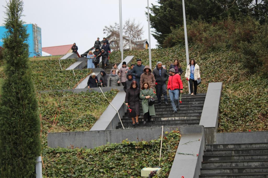 Despite the cold weather, employees of various organizations and institutions visit the Memorial Complex on March 31 Genocide Day of Azerbaijanis.